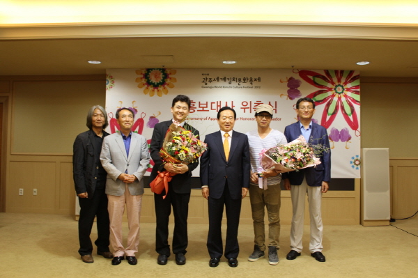 ��2012���ּ����ġ��ȭ������ ȫ����� ���˽��� �������� ȫ������ ���̹� �ܱ� ������ ����ũ�� ��ǥ �ڱ��¾��� ������� ��� ��ö�ξ��� �����Ǿ���. 