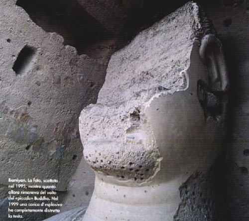 파괴 전 바미얀 석불 얼굴, 8세기 전후 이슬람 세력에 의해 불상의 얼굴 부분이 떨어져 나갔다. 